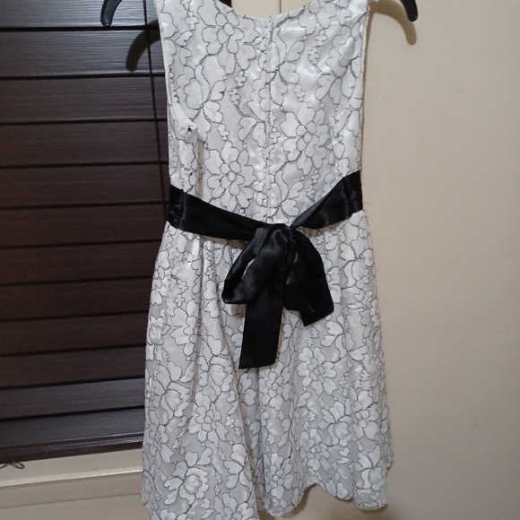 Sz 8 girls dress white with black threading. - Picture 2 of 3